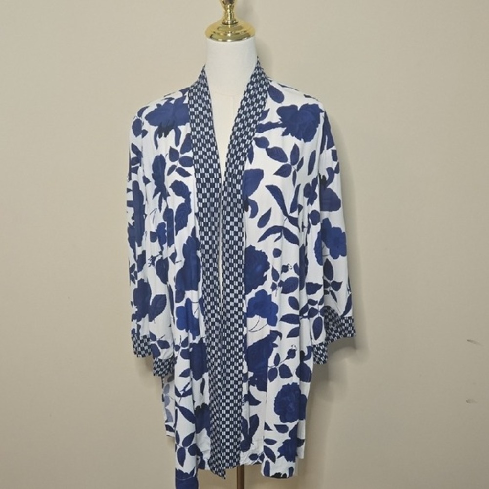 Cabi Floral Blue & White Lightweight Shrug – M/L, Open‎ Front Layer - Picture 2 of 7